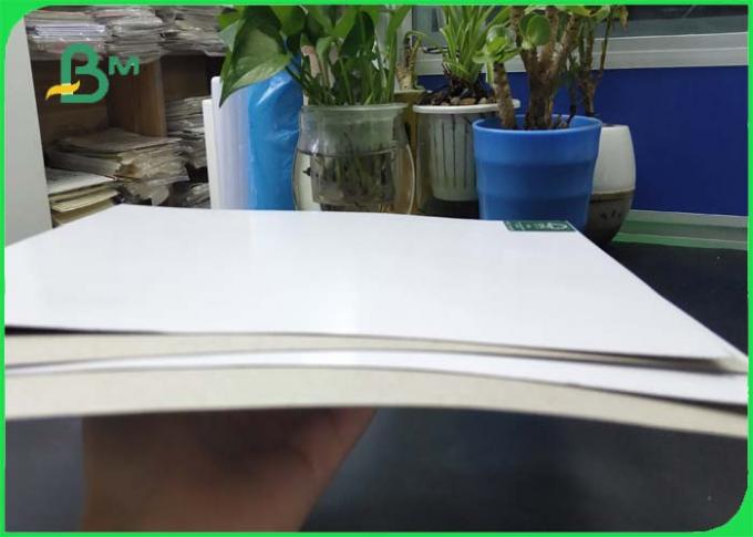 Офсетная печать большей мелованной бумаги задней части серого цвета Стиффинесс белой бортовой в Ролльс